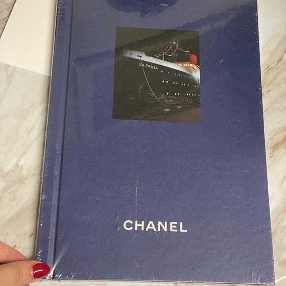 CHANEL 2018-2019 Cruise Collection book in original packaging - Picture 6 of 6